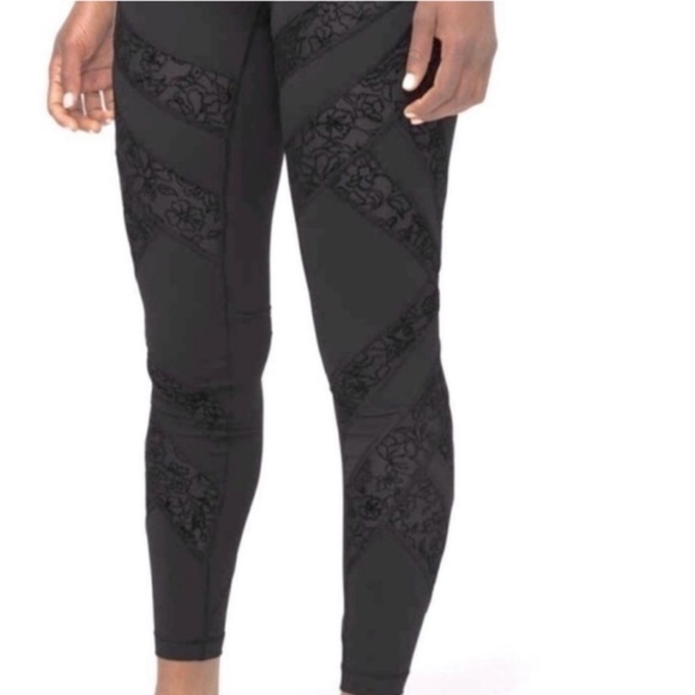Lululemon Black Floral Lace Inset WUNDER UNDER Leggings Yoga Pants size 6